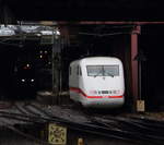 Tz 175  Nürnberg  verschwindet im düsteren Hamburger Hauptbahnhof als ICE 787 (Hamburg Altona - München Hbf).

Hamburg Hbf, 23. Februar 2017