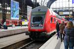 Aufgrund des Gedränges und der großen Menschenmassen in Hamburg Hbf ist es kaum möglich, einen Zug vernünftig zu fotografieren.