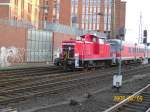 363 176-9 beim rangieren mit einem Steuerwagen Bauart Karlsruhe vom Abstellbahnhof in den Hamburger Hbf. 9.02.08.