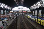 HAMBURG, 22.08.2008, Blick in den Hamburger Hauptbahnhof, rechts ein Zug der Bahngesellschaft metronom