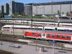 Reger Fern- und Regionalverkehr im Hauptbahnhof Hamburg. Im Bild Gleise und Bahnsteige sdlich der groen Halle. Die Aufnahme stammt vom 12.07.2005