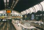 Innenansicht der Halle des Hamburger Hauptbahnhofs (August 2000)