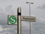 S-Bahn Hinweisschild vor dem Hauptbahnhof Hamburg.