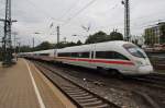 Hier 411 065-6  Bad Oeynhausen  als ICE1512 von	Mnchen Hbf. nach Hamburg-Altona, bei der Ausfahrt am 4.10.2013 aus Hamburg Hbf. 