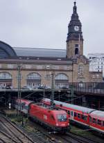 DB/ÖBB: Dank einer Verspätung von über drei Stunden, konnte am 17. Oktober 2015 der Nachtzug mit der ÖBB TAURUS 1116 111 und einem Autowagen am Zugsschluss beim Verlassen des Bahnhofs Hamburg Hauptbahnhof bei trübem Wetter fotografiert werden.
Foto: Walter Ruetsch