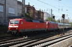 120 111-0 ist zusammen mit 101 044-6 und einigen IC-Wagen als Pbz unterwegs, hier wird am 21.4.2016 Hamburg Hauptbahnhof in Richtung Süden durchfahren. 