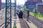 01 1066 mit Sonderzug zum Hafengeburtstag bei der Ankunft im Hamburger Hauptbahnhof. Der einfahrende Zug blieb hier kurz stehen und dampfte dann weiter an den Bahnsteig.