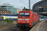 DB: Die 101 008-1 mit der Aufschrift  Unsere Züge schonen die Umwelt  bei einem Zwischenhalt in Hamburg Hauptbahnhof am 11. August 2016.
Foto: Walter Ruetsch