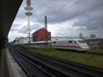 BR 401 als ICE nach Hamburg Hauptbahnhof am S+U Bahnhof Hamburg Sternschanze.