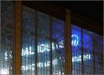 Ein Sommerabend am Hamburger Bahnhof  Dammtor : Neonwerbung an der sdstlichen Ausfahrt.