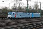 Akiem/CTL Logistics Bombardier Traxx 187 503-8 und Railpool Bombardier Traxx 185 690-5 am 07.01.18 in Hanau Hbf Süd vom einen Gehweg aus fotografiert