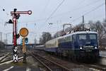 110 278 zieht den Eishockey-Sonderzug DPE 1769 von Frankfurt Süd nach Heilbronn Hbf durch den Hanauer Hbf.