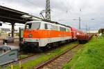 DB Gebrauchtzug 111 111-1 mit dem RB49 Ersatzzug am 29.04.23 in Hanau Hauptbahnhof vom Bahnsteig aus fotografiert