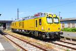 DB Netz Instandhaltung Plasser und Theurer 702 202 am 08.07.23 vom Bahnsteig aus fotografiert in Hanau Hbf 