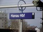 Ein Bahnhofsschild am 22.03.13 in Hanau Hbf