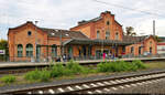 Mit dem Fahrrad von Kassel nach Halle (Saale) | Tag 1 Kassel–Witzenhausen 
Strecken-km: 193,5

Das gut erhaltene Empfangsgebäude des Bahnhofs Hann. Münden von der Gleisseite aus. Dort, wo es grünt, befand sich früher mal ein Mittelbahnsteig.

🕓 15.8.2022 | 15:37 Uhr