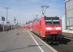 Hier 146 102-9 mit RE4418 von Hannover Hbf. nach Norddeich Mole, bei der Ausfahrt am 7.4.2010 aus Hannover Hbf.