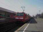 Hier 146 129-2 mit RE4422 von Hannover Hbf. nach Norddeich Mole, bei der Ausfahrt am 7.4.2010 aus Hannover Hbf.