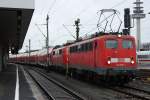 140 590 schleppt 111 145 mit einer Dosto-Garnitur nach Braunschweig und passiert Hannover HBF. (11.12.2010)