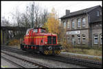 Look 2 der Georgs Marien Hütten Eisenbahn kam am 24.11.2017 anläßlich einer Schulungsfahrt in den Bahnhof Hasbergen. Hier passiert sie den AWO Hüttenbahnhof, das ehemalige Bahngebäude der Hütteneisenbahn.