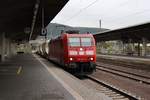 Am 02.10.2017 durchfährt 185 081 mit einem VTG Silowagenzug den Hauptbahnhof Heidelberg in Richtung Westen.