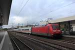 Am 25.10.2017 verlässt IC2312 nach Hamburg den Hauptbahnhof Heidelberg in Richtung Weinheim.