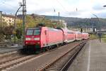 Am 25.10.2017 stellt 146 005 RB15360 nach Frankfurt im Hauptbahnhof Heidelberg bereit.