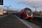 Im Abendlicht des heutigen Sonntag steht ein RB68 Zug nach Frankfurt am Main Hbf am Bahnsteig Gleis3 im Heidelberger Hbf, an der Spitze steht der TWINDEXX Vario 446 017.
18.2.2018