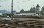 Jahrelang war der 608 902 gut sichtbar im Heidelberger Hauptbahnhof abgestellt. Er war der letzte von ursprünglich sechs für die US-Army gebauten VT 08 und wurde bis zu seiner Abstellung 1991 noch gelegentlich eingesetzt. Die Aufnahme entstand Ende der 1980er Jahre aus dem Zug heraus.