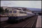 110120 steht am 11.8.1989 um 13.58 Uhr vor dem Eilzug nach Kaiserslautern abfahrbereit im HBF Heidelberg.