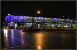 Blaulicht im Bahnhof -

Der Heidelberger Hauptbahnhof von hinten bei Nacht. Diese Seite wird immer wichtiger, da sich hier ein großes Stadtentwicklungsgebiet befindet, die Heidelberger Bahnstadt. Noch ist von dort der Weg zum Bahnhof etwas umständlich und ich hoffe, dass die Bahnsteigbrücke noch über die Straße verlängert wird und ein direkte Weg in die Bahnstadt geschaffen wird.

02.01.2016 (M)