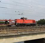 294 705-9 bringt aus Heilbronn Güterbahnhof einen leeren Autotransportzug nach Neckarsulm fürs AUDI-Werk, hier ist sie gerade auf der Neckarbrücke am Hbf am Mittag des Donnerstag den 6.9.2018