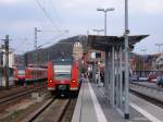 Der Bahnhof Herrenberg vom Stumpfgleis 101/102 aus in Richtung Altstadt fotografiert. Im Hintergrund die S1 nach Stuttgart/ Plochingen, vorne die 425er RB nach Eutingen im Gu, sowie der 650er nach Tbingen. (13.04.2005)