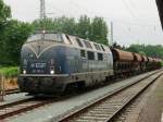 221 136-5 der EGP wartet am 14.06.2010 in Hochstadt mit einem Schotterzug auf die Weiterfahrt nach Kronach. 