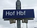 Hier das Bahnhofsschild vom Hofer Hauptbahnhof. Fotografiert am 28.04.13.