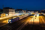 30.12.16 RE Ersatzverkehr (MRB)Hof-Dresden mit 145 030 PRESS und NX Wagen in Hof Hbf.
Als Fotostandort diente die Fußgängerüberführung, bekannt als  Hofer Luftbrücke .
Fahrtrichtung Dresden.