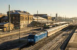 30.12.16 RE Ersatzverkehr (MRB) Hof-Dresden mit 145 030 PRESS und National Expresswagen in Hof Hbf. Fahrtrichtung Dresden.