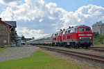 Am 30.08.2016 bringen zwei 218er den IC 2314 von Köln Hbf. wieder auf Touren nach der Ausfahrt aus Husum zur Weiterfahrt Richtung Westerland (Sylt). Fotostandpunkt ist der stillgelegte Bhf. Husum Nord.