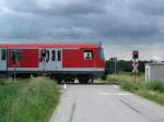Zug geschoben!Regionalbahn Ulm-Kempten,hat soeben den Bf.Illertissen verlassen,und berquert den B.lmhlenweg.Es schiebt eine unbekante 218er.Am 8.6.2005