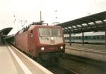 120 109 mit einem Interregio Stuttgart-Saarbrcken im Oktober 2000 in Kaiserslautern.