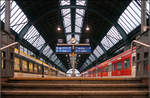 Der Bahnsteig auf Augenhhe -

Blick in die Bahnsteighalle an Gleis 8 und 10 des Karlsruhe Hauptbahnhofes. Links ein Flirt 3-Triebzug als IRE nach Aalen, rechts ein S-Bahnzug der Line S3 nach Mannheim.

07.10.2019 (M)