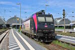 Akiem (SNCF) 185 552-7 steht in Karlsruhe Hbf und wartet auf ihren nächsten Einsatz in der Nacht am NJ nach Paris. (04.05.2023)