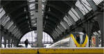 Zuerst kommt die Halle ins Blickfeld - 

... dann der Zug, wenn man die Treppe zum Bahnsteig hochkommt. Hauptbahnhof Karlsruhe mit einem abfahrtsbereiten Coradia Continental 2-Triebzug 1440 246 als RE 40 durch das Murgtal nach Freudenstadt Hbf.

12.03.2024 (M)


