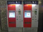 2 Fahrkartenautomaten im Gebude des Karlsruher Hauptbahnhofs. Die Aufnahme entstand am 15.05.2010.
