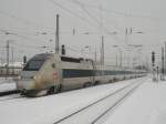 Der TGV 9576 Mnchen - Paris erreicht am 27.12.2010 um 09:52 Uhr mit gut 20 Minuten Versptung Karlsruhe HBF.