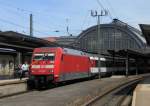  Hier muss der Tf noch selber Hand anlegen.  - Damit der Tf auch freie Sicht nach vorne hat, putzt er hier in Kalsruhe Hbf seine Scheiben selber.