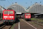 Zwei auf einen Streich. Links wartet 181 220 (ohne Prfziffer) auf den nchsten Arbeitsauftrag. Rechts ist soeben die 181 212-2  Luxembourg  mit dem IC 360 (Strabourg-Mnchen) in Karlsruhe Hbf auf Gleis 7 eingetroffen. Aufgenommen am 28.06.2011.