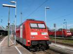 Die neue Werbelok 101 118 steht am 18.05.13 im Hbf von Karlsruhe abgestellt. 