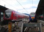 Auf Gleis 9 ist angekommen ein RE aus Frankfurt (Main) geschoben von 111 070 und auf Gleis 10 ist angekommen ET 427 056 von cantus aus Fulda; Kassel Hauptbahnhof, 20.09.2008  