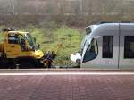 Hier die Kupplung zwischen einem HLB Zweiwegefahrzeug und Regiotram 705 am 10.12.13 in Kassel Wilhelmshöhe.